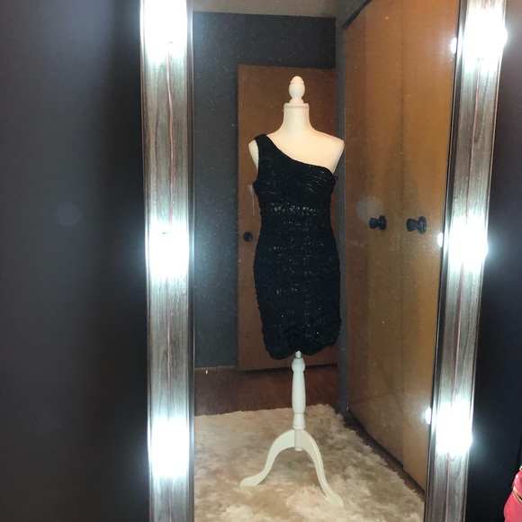 Beautiful gown - Picture 2 of 4